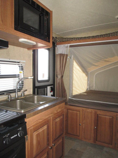 Rent hybrid trailer Shamrock 17 rear bed and kitchen